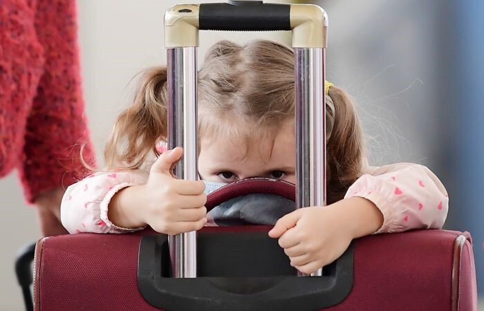 Полный список документов для выезда детей из Беларуси: ведомость оценок, разрешения, апостиль и другие важные шаги